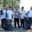 Pembersihan Bibir pantai yang dilakukan oleh DPD KNPI Nagan Raya, Minggu, (27/4/2025). | Foto : ikhsan