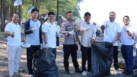 Pembersihan Bibir pantai yang dilakukan oleh DPD KNPI Nagan Raya, Minggu, (27/4/2025). | Foto : ikhsan