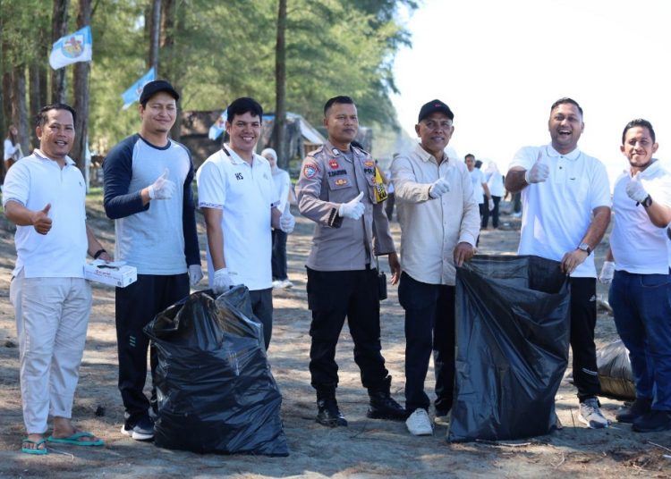 Pembersihan Bibir pantai yang dilakukan oleh DPD KNPI Nagan Raya, Minggu, (27/4/2025). | Foto : ikhsan