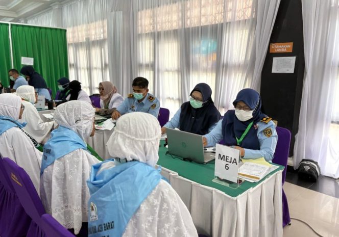 
					Jamaah Haji Asal Aceh Barat Tiba di Embarkasi Aceh Disambut Oleh PPIH