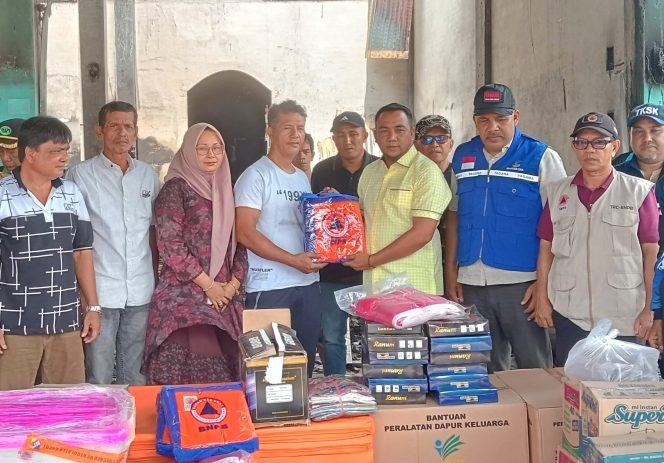 
					Wabup Nagan Raya Salurkan Bantuan Masa Panik Kebakaran di Gampong Parom
