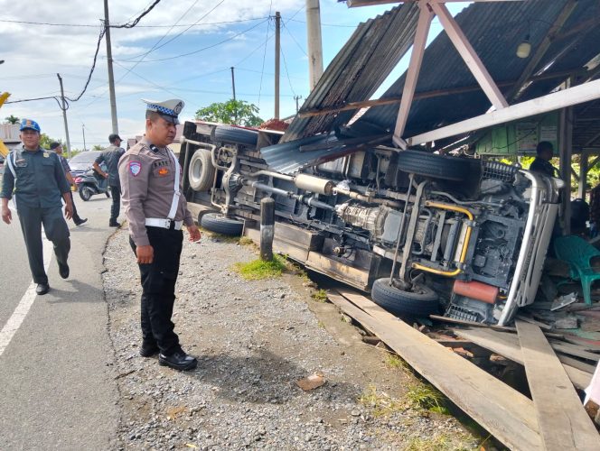 
					Minibus Isuzu Alami Laka Lantas Tunggal di Samatiga, 5 Penumpang Alami Luka-luka