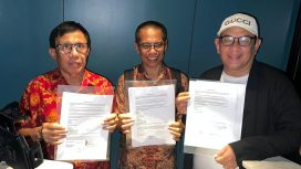 Ketua Umum PWI hasil Kongres Bandung, Hendry Ch Bangun (kiri) dan Ketua Umum PWI hasil KLB Zulmansyah Sekedang (kanan) serta anggota Dewan Pers Dahlan Dahi berfoto bersama sesuai penandatanganan Kesepakatan Jakarta, Jumat tengah malam, 16 Mei 2025 di Jakarta. Melalui Kesepakatan Jakarta, kedua pihak sepakat mengakhiri konflik melalui Kongres Persatuan yang akan digelar paling lambat 30 Agustus 2025. (Foto Ist)