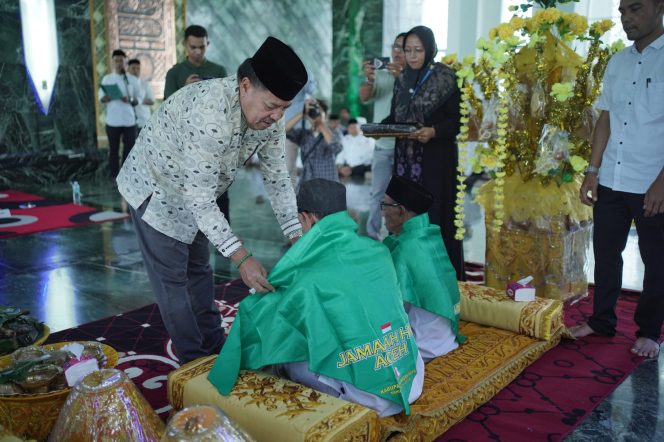 
					Bupati Nagan Raya Lepas 120 Jamaah Calon Haji dalam Prosesi Peusijuek di Masjid Giok