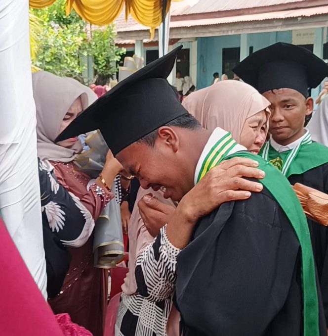 
					Pelepasan dan Syukuran, Wakil Bupati “Hipnotis” Pelajar SMKS Dharma Shalihat Hingga Menangis di Pangkuan Orangtua 