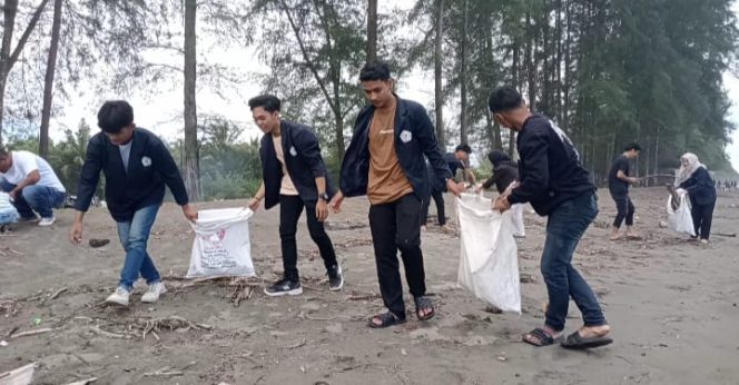 
					BEM STIAPEN Turun Tangan Jaga Kebersihan Pantai