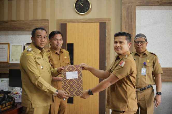 
					Wabup Nagan Raya Serahkan Surat Perintah kepada 19 Plt Kepala Sekolah