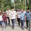Bupati TRK Dalam Kunjungi ke Desa Alue Siron dan Tinjau Infrastruktur, Senin (12/5/2025). | foto : ist