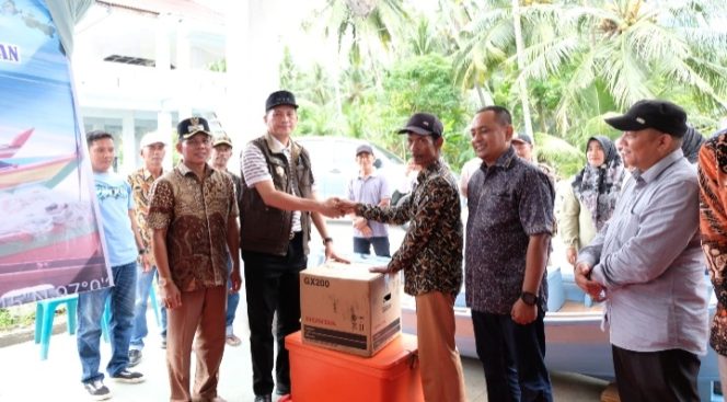 
					Realisasikan Program 100 Hari Kerja, Bupati Aceh Selatan Serahkan Perahu Motor kepada Nelayan