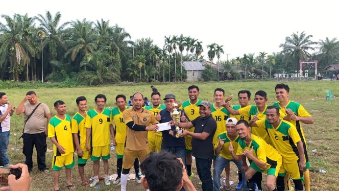 
					Tim Sepak Bola Karyawan PT Sawit Nagan Raya Makmur Berhasil Bawa Pulang Juara Pertama antar club Darul Makmur di Turnamen Piala Keuchik Ujong Lamie 