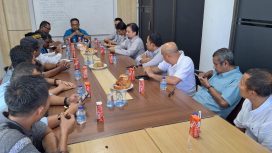 Tim dari Bidang Humas dan Sekretariat Perusahaan Bank Aceh Syariah (BAS) bertemu dan berdiskusi dengan Pengurus PWI Aceh, Pemred, dan wartawan lintas media di Ruang Rapat Kantor PWI Aceh, di Banda Aceh, Rabu sore, 11 Juni 2025. (Foto Abdul Hadi/PWI Aceh)