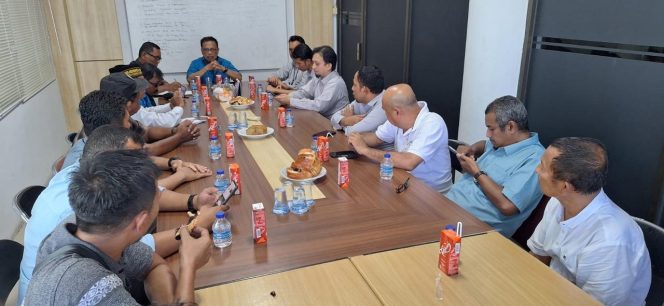 
					Tim dari Bidang Humas dan Sekretariat Perusahaan Bank Aceh Syariah (BAS) bertemu dan berdiskusi dengan Pengurus PWI Aceh, Pemred, dan wartawan lintas media di Ruang Rapat Kantor PWI Aceh, di Banda Aceh, Rabu sore, 11 Juni 2025. (Foto Abdul Hadi/PWI Aceh)