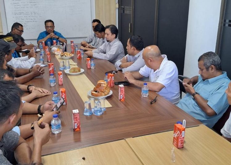 Tim dari Bidang Humas dan Sekretariat Perusahaan Bank Aceh Syariah (BAS) bertemu dan berdiskusi dengan Pengurus PWI Aceh, Pemred, dan wartawan lintas media di Ruang Rapat Kantor PWI Aceh, di Banda Aceh, Rabu sore, 11 Juni 2025. (Foto Abdul Hadi/PWI Aceh)
