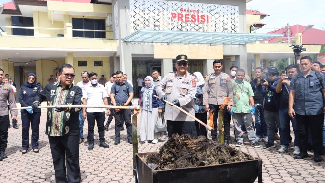 
					Kapolda Aceh Pimpin Pemusnahan Sejumlah Barang Haram