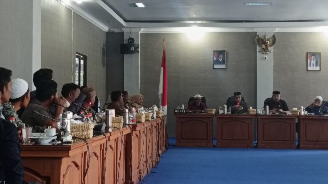 
					Diduga PT KIM Serobot Lahan Plasma Masyarakat, Warga Datang Mengadu ke Wakil Rakyat 