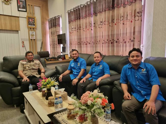 
					Ketua KNPI Nagan Raya bersilaturahmi dengan Kapolres, Ucapkan Selamat Hut Bhayangkara Ke 79. | Foto : ist