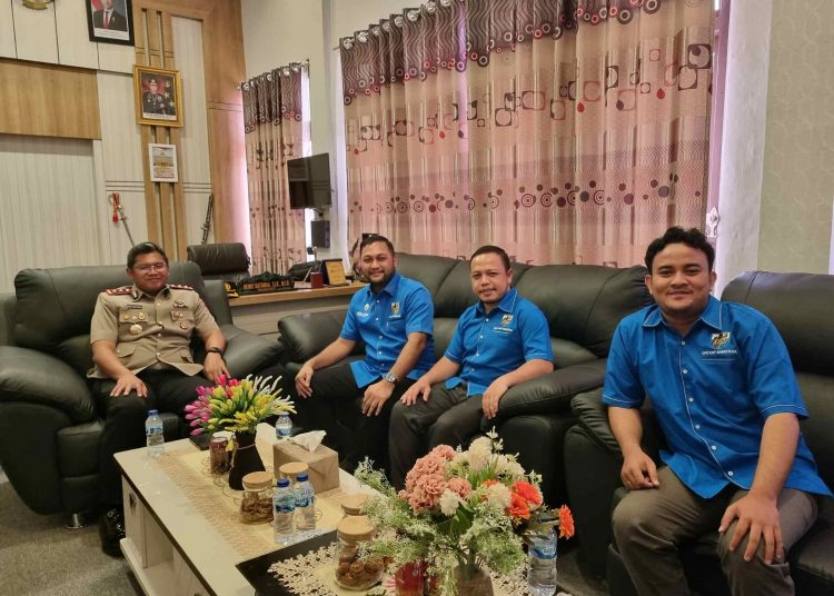 Ketua KNPI Nagan Raya bersilaturahmi dengan Kapolres, Ucapkan Selamat Hut Bhayangkara Ke 79. | Foto : ist
