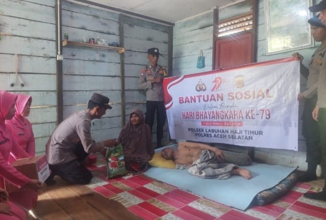 
					Sambut HUT Bhayangkara ke- 79, Polsek Latim Salurkan Bansos kepada Warga Kurang Mampu