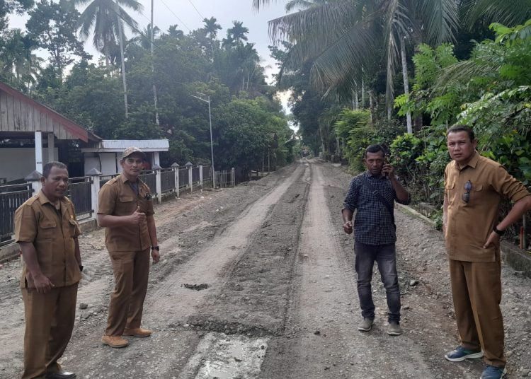 PUPR Aceh Barat Lakukan Peningkatan Jalan Alue Bagok- Alue Batee, Kecamatan Woyla Barat, Kabupaten Aceh Barat, Senin (7/7/2025) 
foto/ist