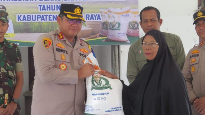 
					Wujud Kepedulian Polri, Kapolres Nagan Raya Ikut serta Sukseskan Penyaluran Beras Bantuan Pangan 