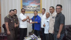 Ketua PWI Aceh, Nasir Nurdin didampingi unsur pengurusnya berbincang santai dengan Kajati Aceh, Yudi Triadi didampingi Ass Intel, Mukhzan dan Kasi Penkum Ali Rasab Lubis di ruang kerja Kajati Aceh, Selasa, (29/7/2025). | Foto | Penkum Kejati Aceh