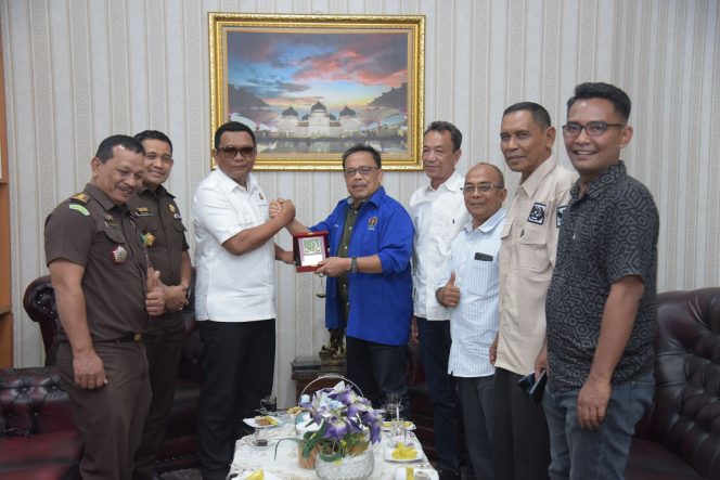 
					Ketua PWI Aceh, Nasir Nurdin didampingi unsur pengurusnya berbincang santai dengan Kajati Aceh, Yudi Triadi didampingi Ass Intel, Mukhzan dan Kasi Penkum Ali Rasab Lubis di ruang kerja Kajati Aceh, Selasa, (29/7/2025). | Foto | Penkum Kejati Aceh