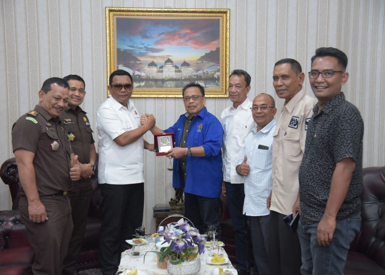 Ketua PWI Aceh, Nasir Nurdin didampingi unsur pengurusnya berbincang santai dengan Kajati Aceh, Yudi Triadi didampingi Ass Intel, Mukhzan dan Kasi Penkum Ali Rasab Lubis di ruang kerja Kajati Aceh, Selasa, (29/7/2025). | Foto | Penkum Kejati Aceh