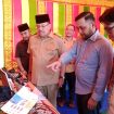 Ketua DPD KNPI sedang menjelaskan produk anak muda ke Bupati dan Ketua DPRK Nagan Raya. | foto: ikhsan