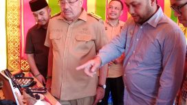 Ketua DPD KNPI sedang menjelaskan produk anak muda ke Bupati dan Ketua DPRK Nagan Raya. | foto: ikhsan