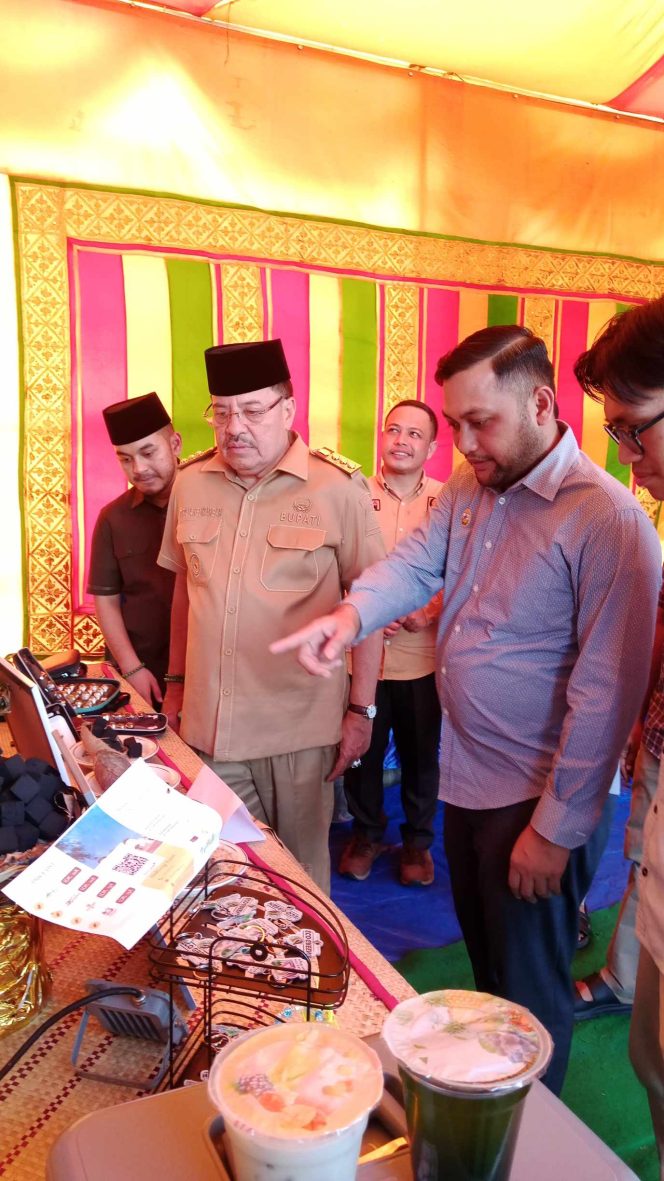 
					Ketua DPD KNPI sedang menjelaskan produk anak muda ke Bupati dan Ketua DPRK Nagan Raya. | foto: ikhsan