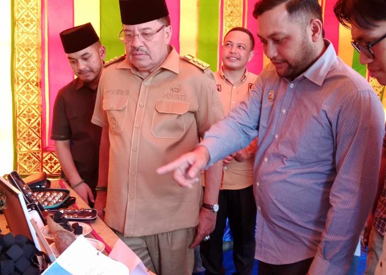Ketua DPD KNPI sedang menjelaskan produk anak muda ke Bupati dan Ketua DPRK Nagan Raya. | foto: ikhsan