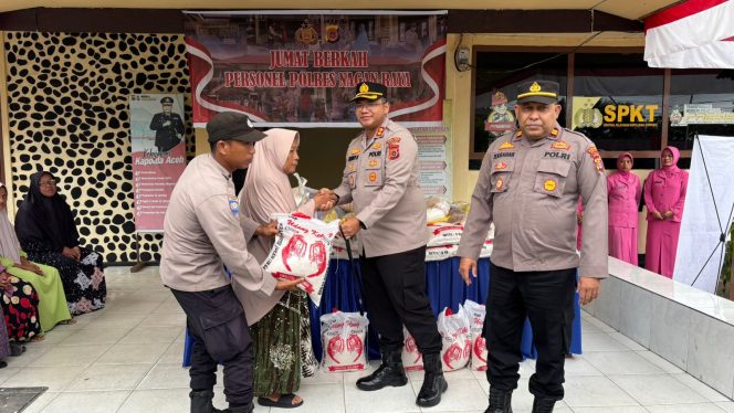 
					Kapolres Nagan Raya Berbagi Rezeki dengan masyarakat di Polsek Kuala