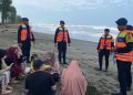 Brimob Laksanakan Patroli SAR dan Berikan Himbauan Kamtibmas di Pantai Lhok Naga Permai