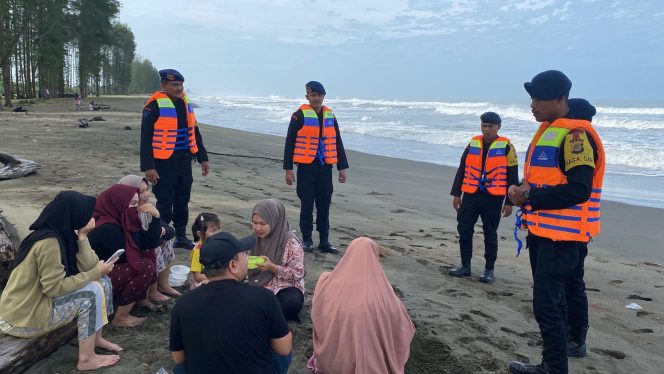 
					Brimob Laksanakan Patroli SAR dan Berikan Himbauan Kamtibmas di Pantai Lhok Naga Permai