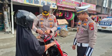 Sambut HUT RI ke 80, Kapolres Nagan Raya Tebar Semangat Merah Putih di Jalan Raya