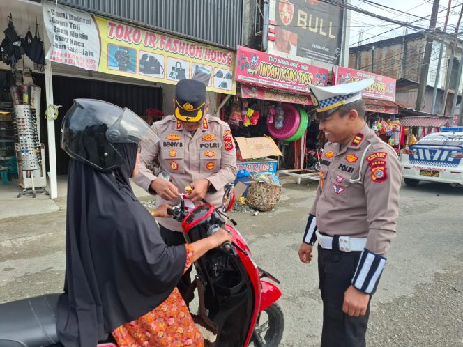 
					Sambut HUT RI ke 80, Kapolres Nagan Raya Tebar Semangat Merah Putih di Jalan Raya