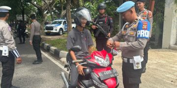 Sambut Hari Kemerdekaan, Tim Polda Aceh Pasang Bendera Merah Putih Pada Kendaraan