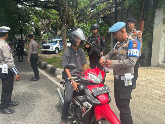
					Sambut Hari Kemerdekaan, Tim Polda Aceh Pasang Bendera Merah Putih Pada Kendaraan