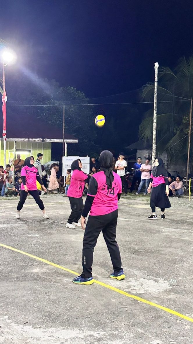 
					Menyambut HUT RI ke-80 di Kuta Makmue, Kapolres Turut Hadir menyaksikan pertandingan voli, dimeriahkan Bhayangkari vs Masyarakat