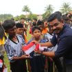 Ketua DPD SWI Aceh Barat T.Fadil bagikan Bendera Merah Putih kepada pelajar Jumat (15/8/2025) foto/ dani