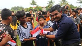 Ketua DPD SWI Aceh Barat T.Fadil bagikan Bendera Merah Putih kepada pelajar Jumat (15/8/2025) foto/ dani