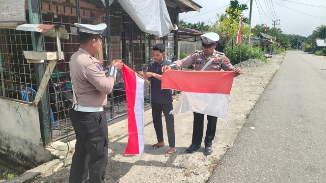 
					Polantas Menyapa di Nagan Raya Tarik Bendera Warga Jelang HUT RI Ke-80 