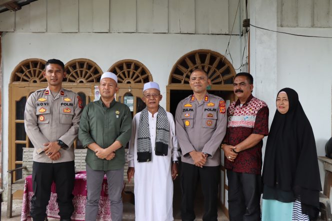 
					Kapolres dan Bupati Aceh Jaya Silaturahmi ke Ulama Kharismatik