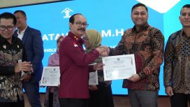 Ketua LKBH SATA Alfaqih Said Atah, S.H., M.H menerima Langsung penghargaan tersebut yang di serahkan oleh kemenkumham Aceh bapak Meurah Budiman. Kamis(28/8/2025) | Foto : Ikhsan