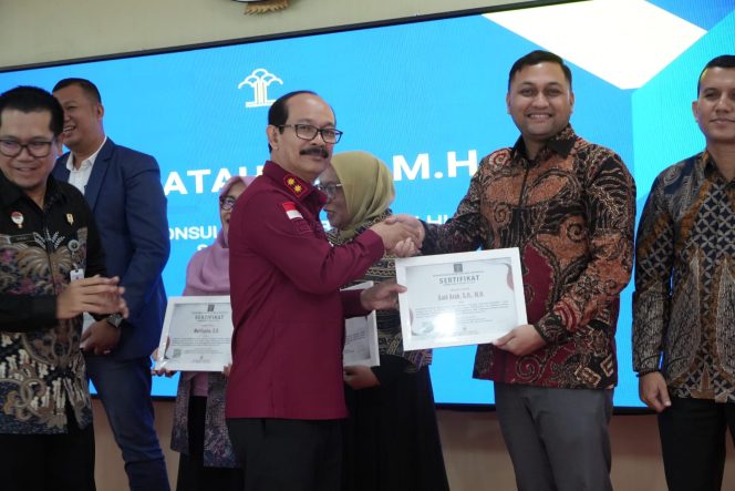 
					Ketua LKBH SATA Alfaqih Said Atah, S.H., M.H menerima Langsung penghargaan tersebut yang di serahkan oleh kemenkumham Aceh bapak Meurah Budiman. Kamis(28/8/2025) | Foto : Ikhsan