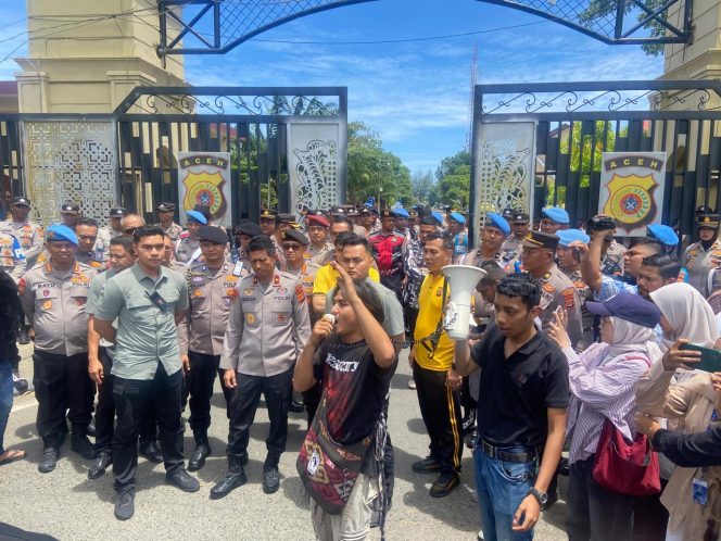 
					Pendekatan Humanistik, Kapolda Aceh Hadir di Kerumunan Para Demonstran