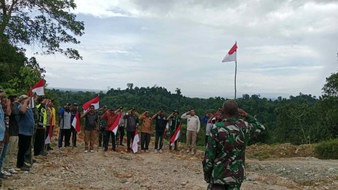 
					FORKOPIMCAM Seunagan Timur Kibarkan Bendera Merah Putih di Puncak Gunung kila, Kamis (14/8/2025). | Foto: ikhsan