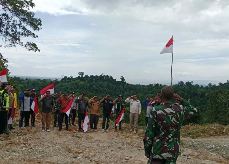 FORKOPIMCAM Seunagan Timur Kibarkan Bendera Merah Putih di Puncak Gunung kila, Kamis (14/8/2025). | Foto: ikhsan