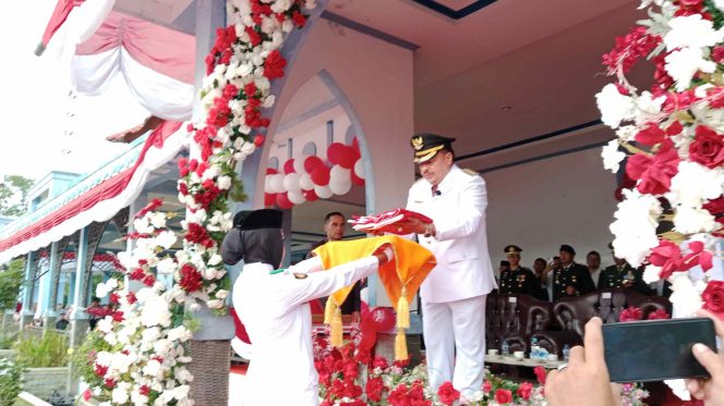 
					Bupati Nagan Raya Pimpin Upacara HUT RI ke-80 di Alun-alun Suka Makmue, Minggu (17/8/2025). | Foto : ikhsan
