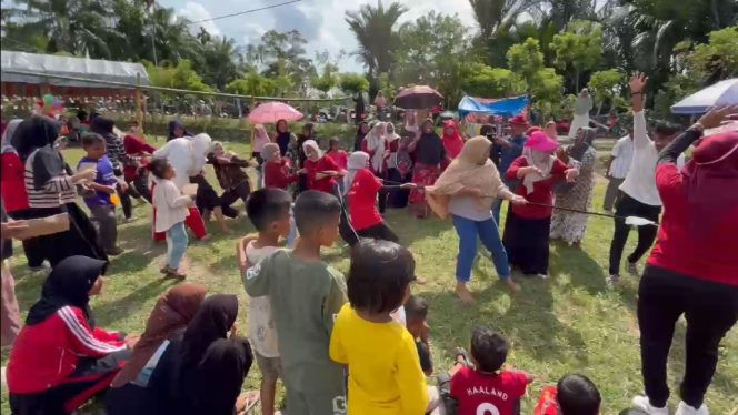 
					Antusiasme masyarakat Gampong Blang Geudong dalam mengikuti lomba 17 Agustus. Minggu (17/8/2025). | Foto:Ikhsan